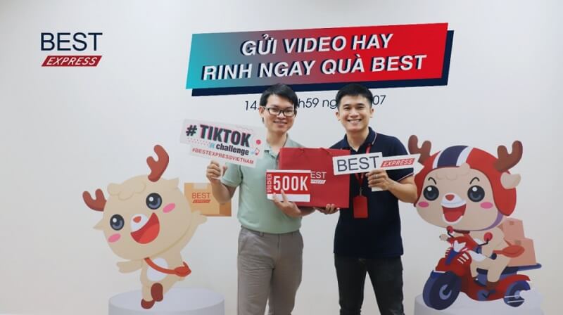 Anh Phát Cường chụp ảnh kỷ niệm nhận giải thưởng cao nhất trong thử thách Gửi video hay, rinh ngay quà BEST. Ảnh: BEST Express Anh Phát Cường chụp ảnh kỷ niệm nhận giải thưởng cao nhất trong thử thách Gửi video hay, rinh ngay quà BEST. Ảnh: BEST Express