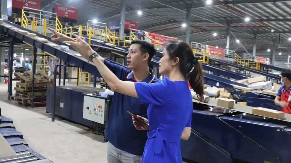 Chủ shop online tham quan trung tâm phân loại hàng hóa của Best Express tại Củ Chi (TP.HCM). Chủ shop online tham quan trung tâm phân loại hàng hóa của Best Express tại Củ Chi (TP.HCM).