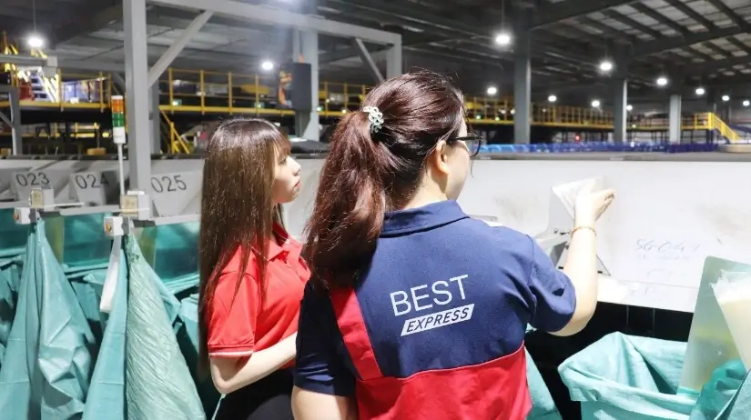 Là đối tác đang sử dụng dịch vụ Best Express, chị Hoài Thương (trái) hào hứng với việc có thể kết nối hãng trên nền tảng TikTok. Là đối tác đang sử dụng dịch vụ Best Express, chị Hoài Thương (trái) hào hứng với việc có thể kết nối hãng trên nền tảng TikTok.