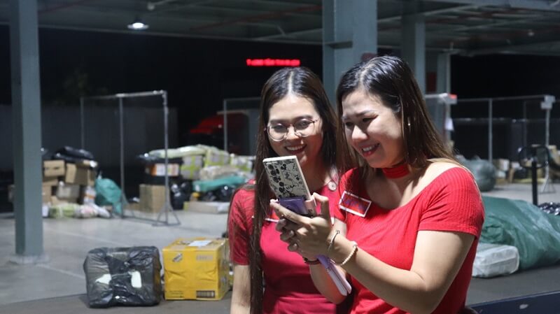 Chị Quý hài lòng với tính năng chat trực tiếp vừa cập nhật của BEST Express. Ảnh: BEST Express Chị Quý hài lòng với tính năng chat trực tiếp vừa cập nhật của BEST Express. Ảnh: BEST Express