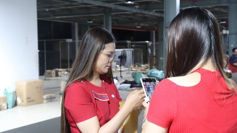Chị Thúy Trinh được nhân viên BEST hướng dẫn về quy trình chia chọn tại trung tâm phân loại. Ảnh: BEST Express Chị Thúy Trinh được nhân viên BEST hướng dẫn về quy trình chia chọn tại trung tâm phân loại. Ảnh: BEST Express