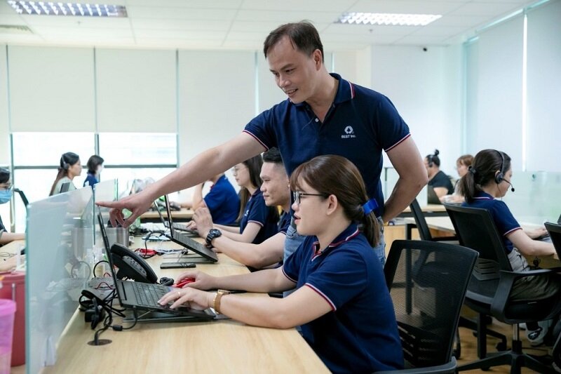 Đội ngũ nhân viên chăm sóc khách hàng của BEST Express luôn túc trực hỗ trợ giải đáp các thắc mắc, vấn đề về đơn hàng cho khách hàng, đối tác thông qua ứng dụng hoặc tin nhắn trực tuyến. Ảnh: BEST Express Đội ngũ nhân viên chăm sóc khách hàng của BEST Express luôn túc trực hỗ trợ giải đáp các thắc mắc, vấn đề về đơn hàng cho khách hàng, đối tác thông qua ứng dụng hoặc tin nhắn trực tuyến. Ảnh: BEST Express