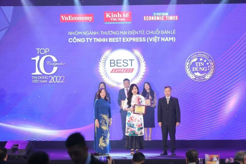 Ngày 7/12, BEST Express được vinh danh tại lễ trao giải Top 100 dịch vụ Tin dùng Việt Nam với hạng mục Top 10 sản phẩm, dịch vụ trong ngành Thương mại điện tử. Giải thưởng góp phần minh chứng cho nỗ lực không ngừng số hóa, ứng dụng công nghệ nhằm nâng cao chất lượng dịch vụ chuyển phát nhanh, chăm sóc khách hàng toàn diện.