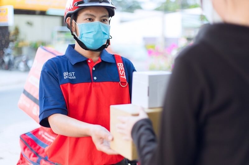 Shipper tại bưu cục BEST Express Trà Vinh phải phối hợp với các đội phà, xe tải để vận chuyển hàng đến tận tay người nhận do địa hình đặc thù của ĐBSCL. Ảnh: BEST Express Shipper tại bưu cục BEST Express Trà Vinh phải phối hợp với các đội phà, xe tải để vận chuyển hàng đến tận tay người nhận do địa hình đặc thù của ĐBSCL. Ảnh: BEST Express