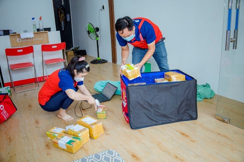 Nhân viên tại bưu cục Trà Vinh quét mã xếp hàng chuẩn bị chuyển đến tay người nhận. Ảnh: BEST Express Nhân viên tại bưu cục Trà Vinh quét mã xếp hàng chuẩn bị chuyển đến tay người nhận. Ảnh: BEST Express
