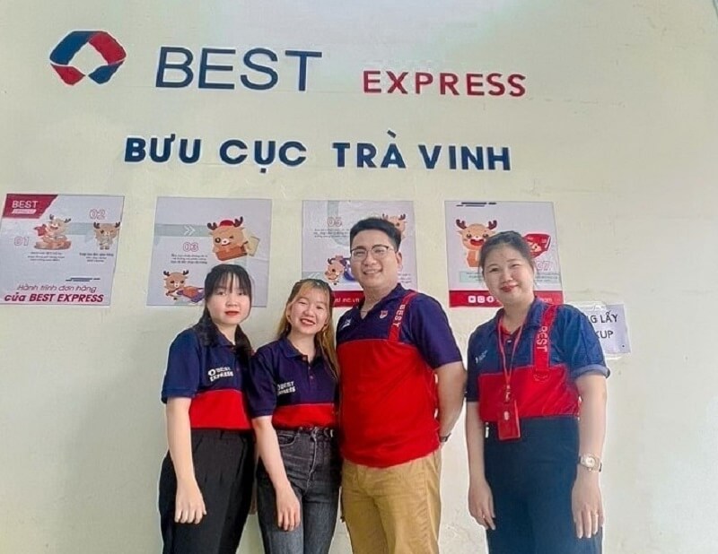 Anh Nguyễn Anh Hào và nhân viên bưu cục BEST Express Trà Vinh. Ảnh: BEST Express