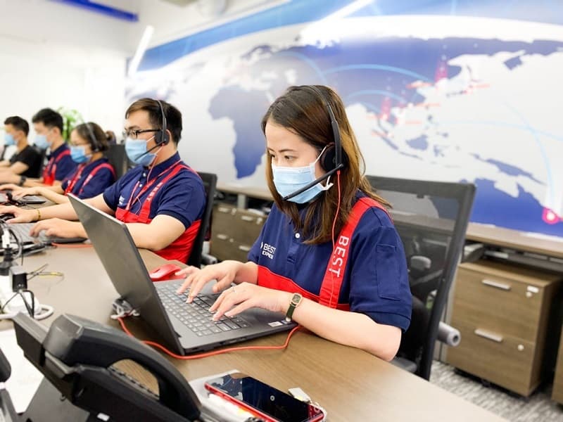 Đại diện BEST Express cho biết khách hàng hài lòng hơn khi được tương tác trực tiếp với đội ngũ nhân viên. Ảnh: BEST Express Đại diện BEST Express cho biết khách hàng hài lòng hơn khi được tương tác trực tiếp với đội ngũ nhân viên. Ảnh: BEST Express
