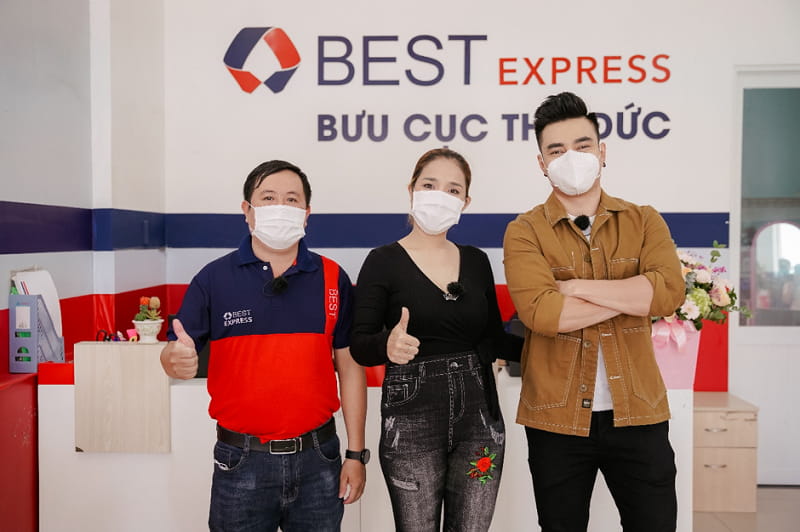 Anh Khanh (trái), chủ bưu cục BEST Express GiaoHangTotNhat cùng Cát Tường, Dương Lâm chuẩn bị ghé thăm shop Hey You.