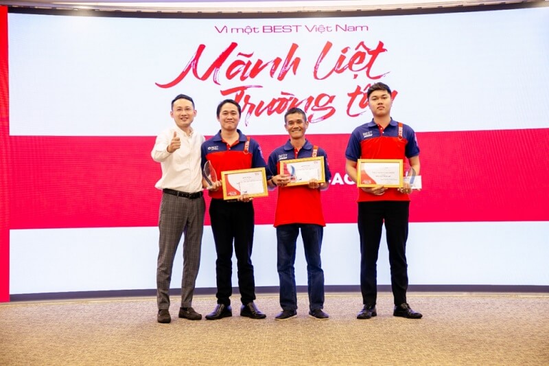 Anh Phong (thứ hai từ trái sang) nhận bằng khen từ Phó tổng giám đốc BEST Global nhờ thành tích sale bưu kiện. Ảnh: BEST Express GiaoHangTotNhat Anh Phong (thứ hai từ trái sang) nhận bằng khen từ Phó tổng giám đốc BEST Global nhờ thành tích sale bưu kiện. Ảnh: BEST Express GiaoHangTotNhat
