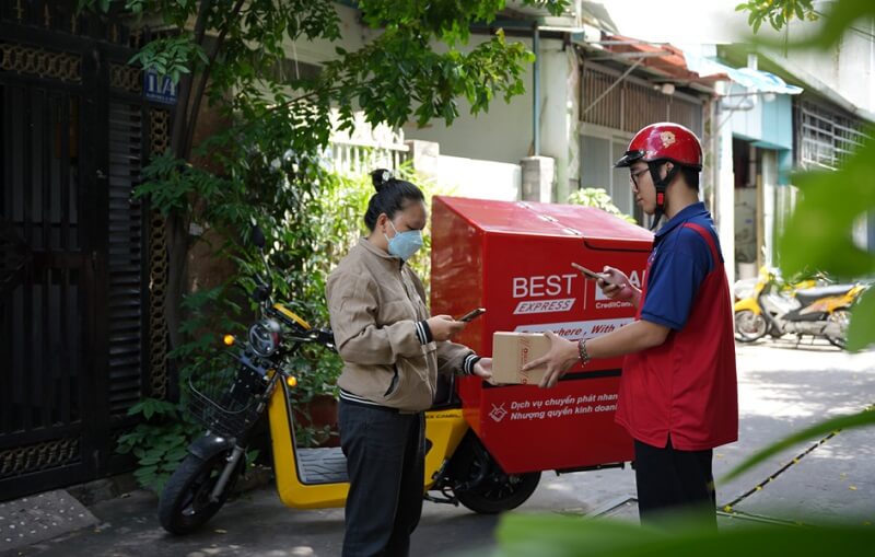 Shipper bưu cục BEST Express Bình Hưng giao những kiện hàng đầu tiên bằng xe điện - GiaoHangTotNhat.VN Shipper bưu cục BEST Express Bình Hưng giao những kiện hàng đầu tiên bằng xe điện - GiaoHangTotNhat.VN