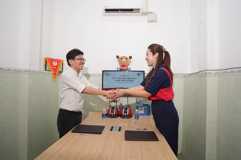 Đại diện BEST Express Bình Hưng và Aizen Việt Nam ký kết ghi nhớ hợp tác - GiaoHangTotNhat.VN Đại diện BEST Express Bình Hưng và Aizen Việt Nam ký kết ghi nhớ hợp tác - GiaoHangTotNhat.VN