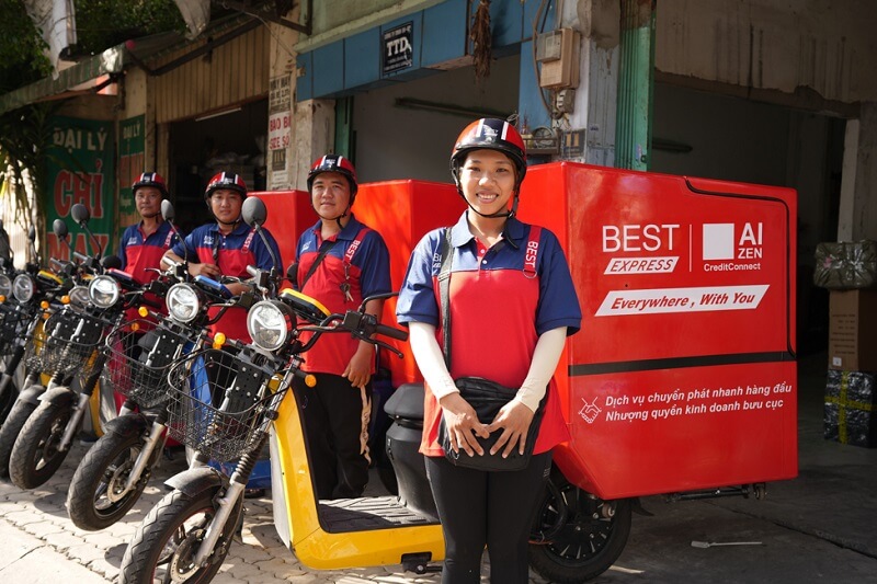 Đội ngũ shipper BEST Express Bình Hưng hào hứng tiếp nhận lô xe điện đầu tiên về bưu cục - GiaoHangTotNhat.VN