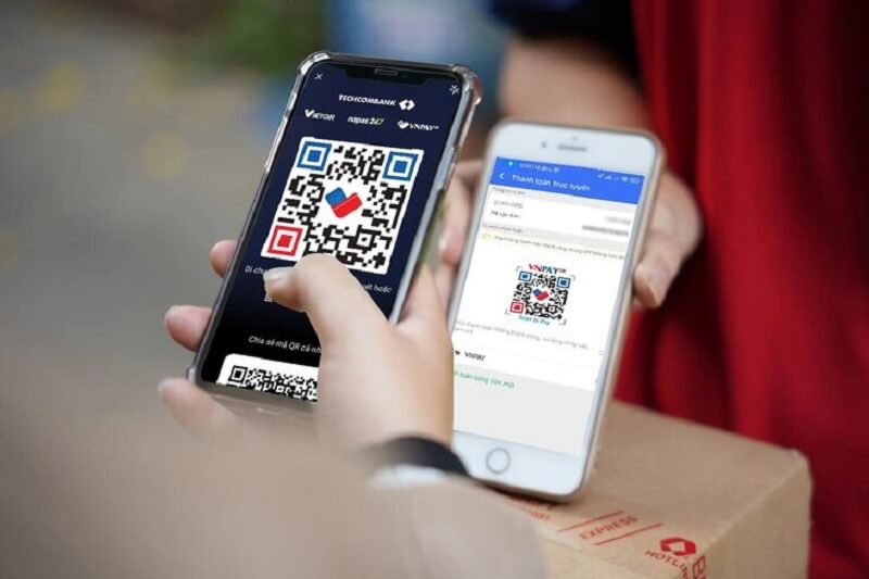 Khách hàng quét mã thanh toán VNPAY-QR khi nhận bưu kiện chuyển phát nhanh giao bởi BEST Express GiaoHangTotNhat Khách hàng quét mã thanh toán VNPAY-QR khi nhận bưu kiện chuyển phát nhanh giao bởi BEST Express GiaoHangTotNhat