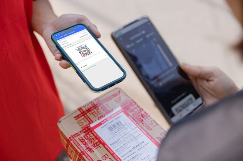 Khách hàng nhận bưu kiện từ BEST, thanh toán bằng cách quét mã VNPAY-QR - GiaoHangTotNhat.VN Khách hàng nhận bưu kiện từ BEST, thanh toán bằng cách quét mã VNPAY-QR - GiaoHangTotNhat.VN