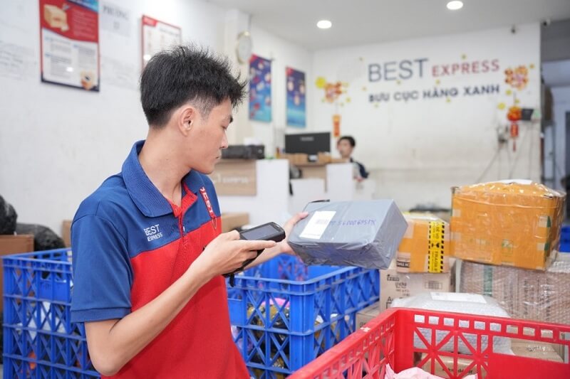 Nhân viên bưu cục BEST Express Hàng Xanh đang xử lý đơn hàng - GiaoHangTotNhat.VN Nhân viên bưu cục BEST Express Hàng Xanh đang xử lý đơn hàng - GiaoHangTotNhat.VN