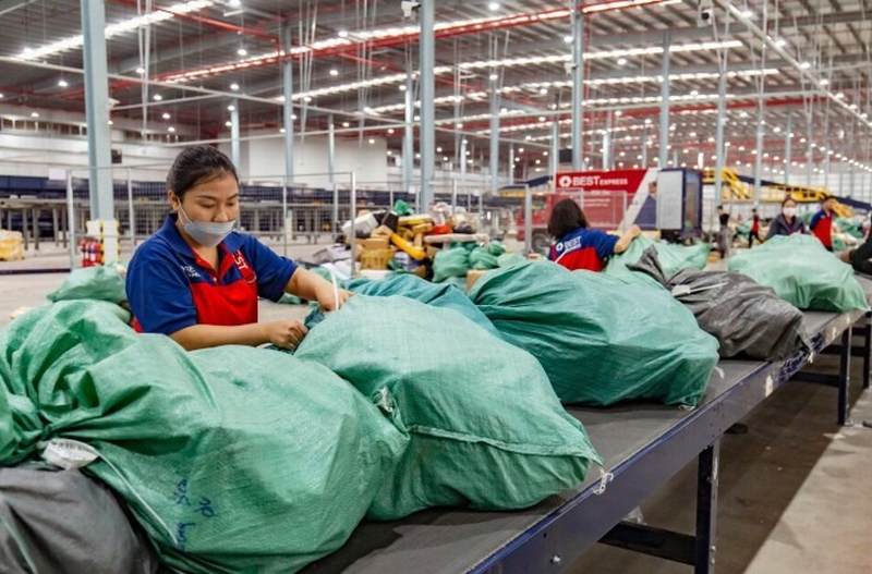 Nhân viên xử lý hàng hoá tại một trung tâm phân loại của BEST. Ảnh: BEST Express GiaoHangTotNhat Nhân viên xử lý hàng hoá tại một trung tâm phân loại của BEST. Ảnh: BEST Express GiaoHangTotNhat