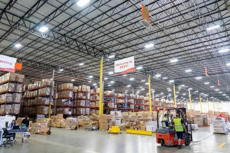 Bên trong kho hàng xuyên biên giới của BEST tại Mỹ. Ảnh: BEST Express GiaoHangTotNhat Bên trong kho hàng xuyên biên giới của BEST tại Mỹ. Ảnh: BEST Express GiaoHangTotNhat