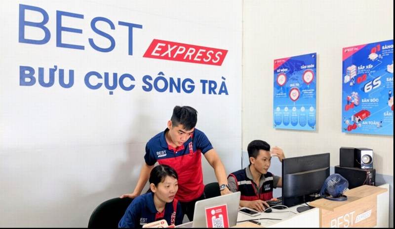 Thanh Hoàng cùng nhân viên theo dõi công việc tại bưu cục sông Trà. Ảnh: BEST Express GiaoHangTotNhat Thanh Hoàng cùng nhân viên theo dõi công việc tại bưu cục sông Trà. Ảnh: BEST Express GiaoHangTotNhat