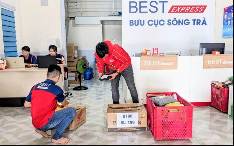 Nhân viên bưu cục BEST Express Sông Trà đang xử lý hàng hóa. Ảnh: BEST Express GiaoHangTotNhat Nhân viên bưu cục BEST Express Sông Trà đang xử lý hàng hóa. Ảnh: BEST Express GiaoHangTotNhat