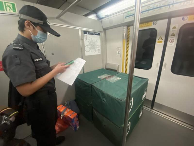 Nhân viên vận chuyển bưu kiện qua tuyến tàu điện ngầm số 4 ở Bắc Kinh vào chiều ngày 25/9. Ảnh: Chen Meiling