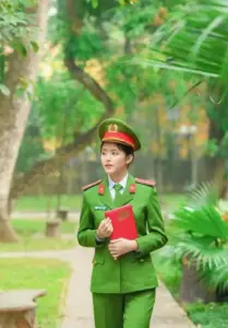 Chi tiết huy hiệu là phần nổi bật trên mũ khi chiến sĩ cúi nhẹ đầu trước nền trời nhạt.