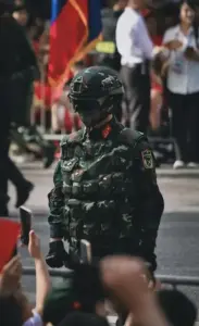Phần cổ áo sắc nét cho thấy ve áo gắn với phù hiệu ngành, người chiến sĩ nhìn nghiêng bình tĩnh.