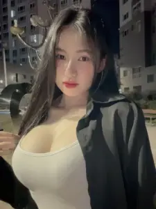 Dưới ánh phố đêm, blazer đen phối áo trắng khiến ngực cô nàng càng cuốn mắt