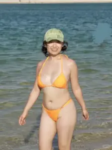 Bikini vàng dưới nắng biển, nụ cười tươi làm ngực cô nàng trông khỏe khoắn