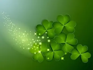Góc máy sát mặt đất làm cỏ non trông cao hơn, chiếc lá may mắn hiện rõ giữa khung.