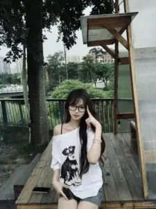 Bên hiên gỗ, ảnh gái xinh đeo kính cute ngồi nhẹ nhàng với áo thun trắng