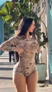 Nắng phố chiếu lên bộ bodysuit họa tiết da báo tôn dáng ảnh gái đẹp gợi cảm