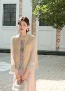 Giữa studio tông kem, cô gái trang điểm nhẹ diện váy ôm đen, dáng đứng tự tin