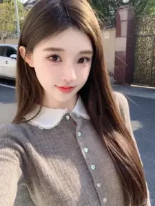 Ánh nắng phố nhỏ làm hot girl Hàn mặc cardigan xám trông trong veo, tóc nâu mượt