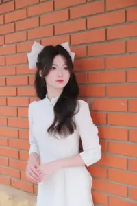 Giữa tiệm sách yên tĩnh, cô gái tóc đen dài cầm sách với ánh mắt chăm chú