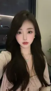 Dưới hàng cây xanh, cô gái áo sơ mi sáng màu buộc tóc hờ rồi mỉm cười