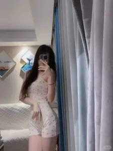 Ảnh gái xinh che mặt trong phòng nhỏ, váy trắng mềm và rèm xám tạo màu dịu