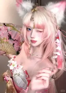 Góc cận mặt phủ hoa hồng, cô gái tóc pastel nhìn máy bằng ánh mắt mềm như mơ