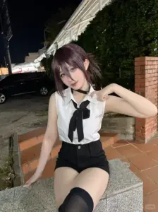 Cô bạn đồng phục đen trắng kéo nhẹ cà vạt, nàng cosplayer cười duyên dưới ánh đèn đêm