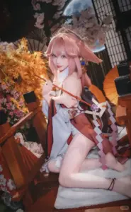 Sắc hồng cam phủ khung hình, cô gái hóa thân nhân vật fantasy ngồi nghiêng với ánh mắt ngọt