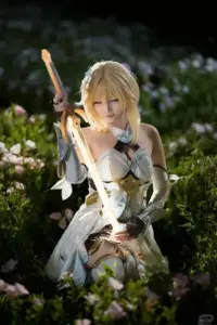 Giữa vườn hoa tối màu, tóc vàng cầm kiếm tạo dáng như chiến binh anime dịu dàng