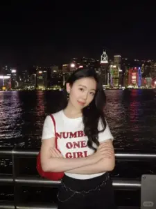 Góc ban công chiều nhẹ ghi lại cô gái áo trễ vai, tóc uốn và biểu cảm lơ đãng
