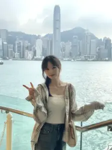 Trang phục đồng phục cách điệu giúp cô nàng tóc đen, môi hồng mang nét trẻ trung học đường
