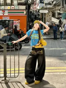 Nàng đứng giữa phố trong áo vàng và quần đen, tạo dáng vui với vibe Douyin trẻ trung