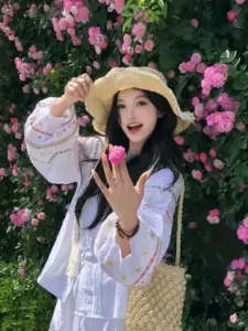 Vườn hoa hồng phía sau khiến hot girl Douyin đội mũ cói, áo trắng trông rạng rỡ hơn