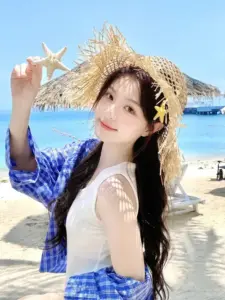 Bãi biển xanh làm visual Trung Quốc đội mũ rơm, áo trắng khoác xanh nhìn thật tươi