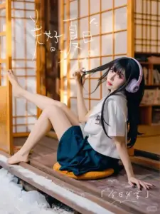 Cạnh khung cửa gỗ ấm, ảnh nữ sinh cute ngồi nghiêng, váy xanh và áo trắng nổi bật