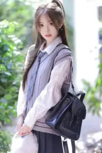 Dưới mái hiên ngày mưa, nữ sinh cầm ô trong suốt, tóc đen dài và dáng đứng nhỏ nhắn