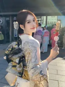 Quay vai bên phố đêm, nàng thơ Nhật diện kimono hoa đậm màu, ánh mắt mềm mại
