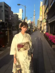 Giữa phố chiều vàng, mỹ nhân Nhật trong kimono kem bước nhẹ, dáng vẻ thanh nhã