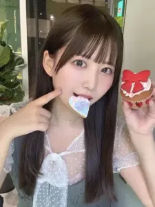 Cô nàng tóc dài cầm món trang trí nhỏ bên má, áo ren trắng tạo cảm giác trong trẻo